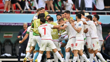 Dünya Kupası’nın ilk kırmızı kartı kaleciye: İran uzatmalarda kazandı