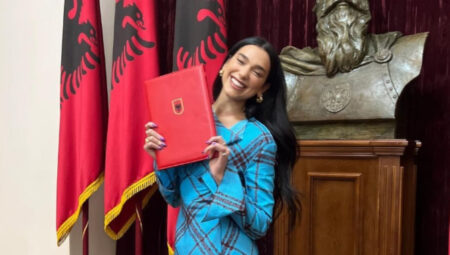 Şarkıcı Dua Lipa Arnavutluk vatandaşlığı aldı