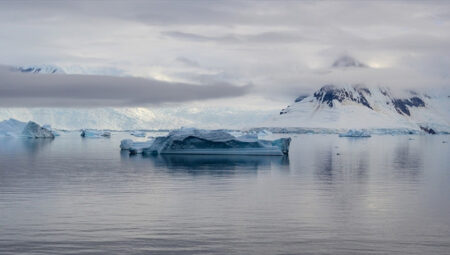 Antarktika’daki deniz buzu 43 yılın en düşük seviyesine geriledi