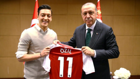Alman Bild: Özil’in kariyeri o fotoğraftan sonra düşüşe geçti