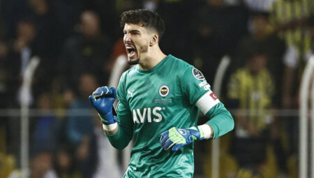 Fenerbahçe, Altay Bayındır’la 4 senelik sözleşme imzaladı