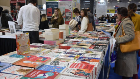 İzmir Kitap Fuarı’nda depremzedeler için ‘Askıda Kitap’ kampanyası