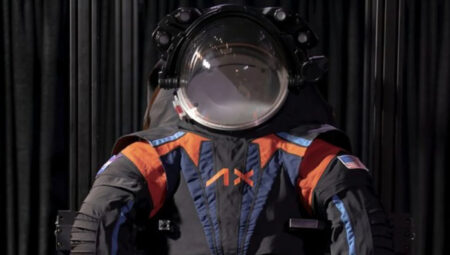NASA, astronotların yeni uzay giysilerini tanıttı