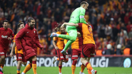 Galatasaray son bölümde bulduğu gollerle kazandı